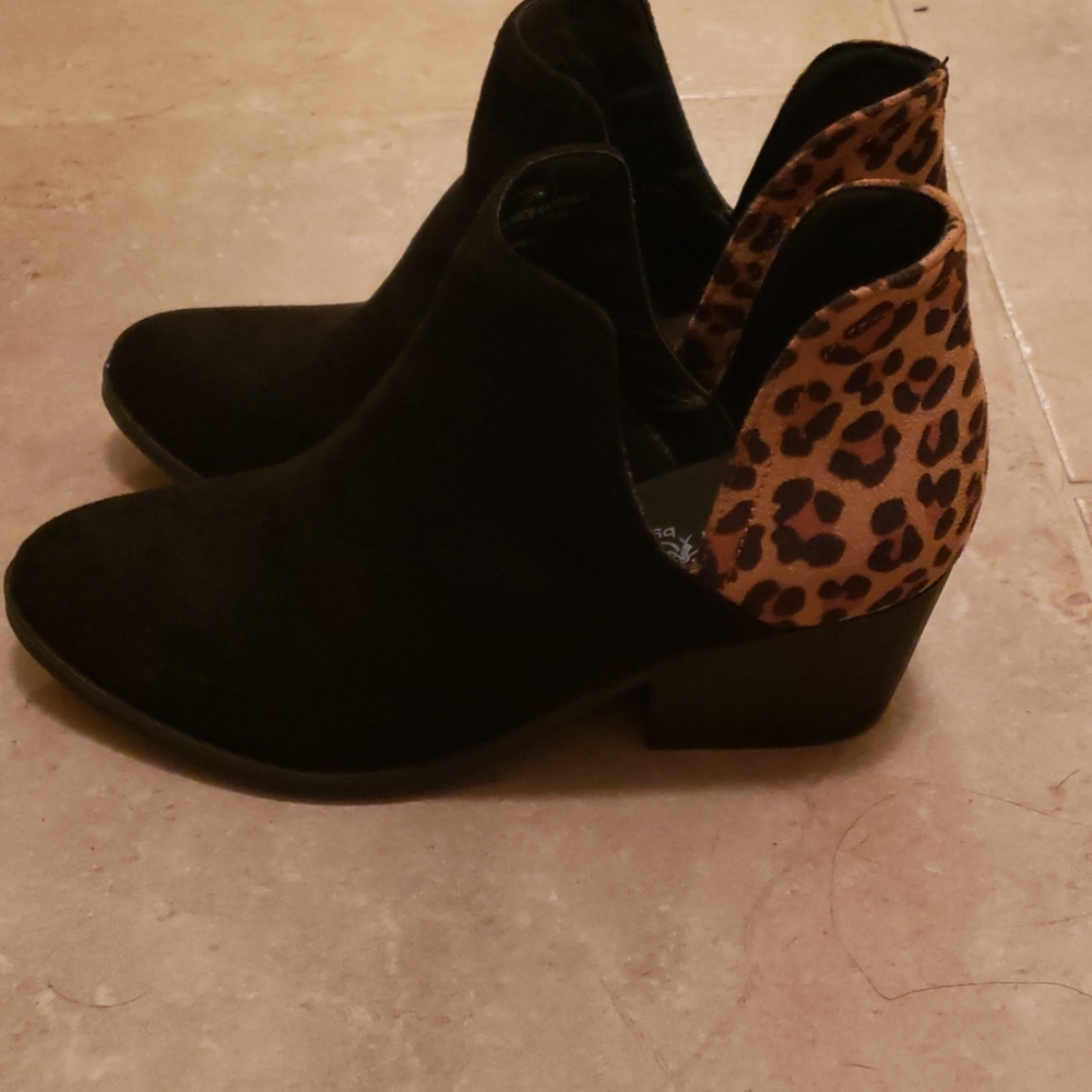 Leopard/faux suede black bootie. 9 in size